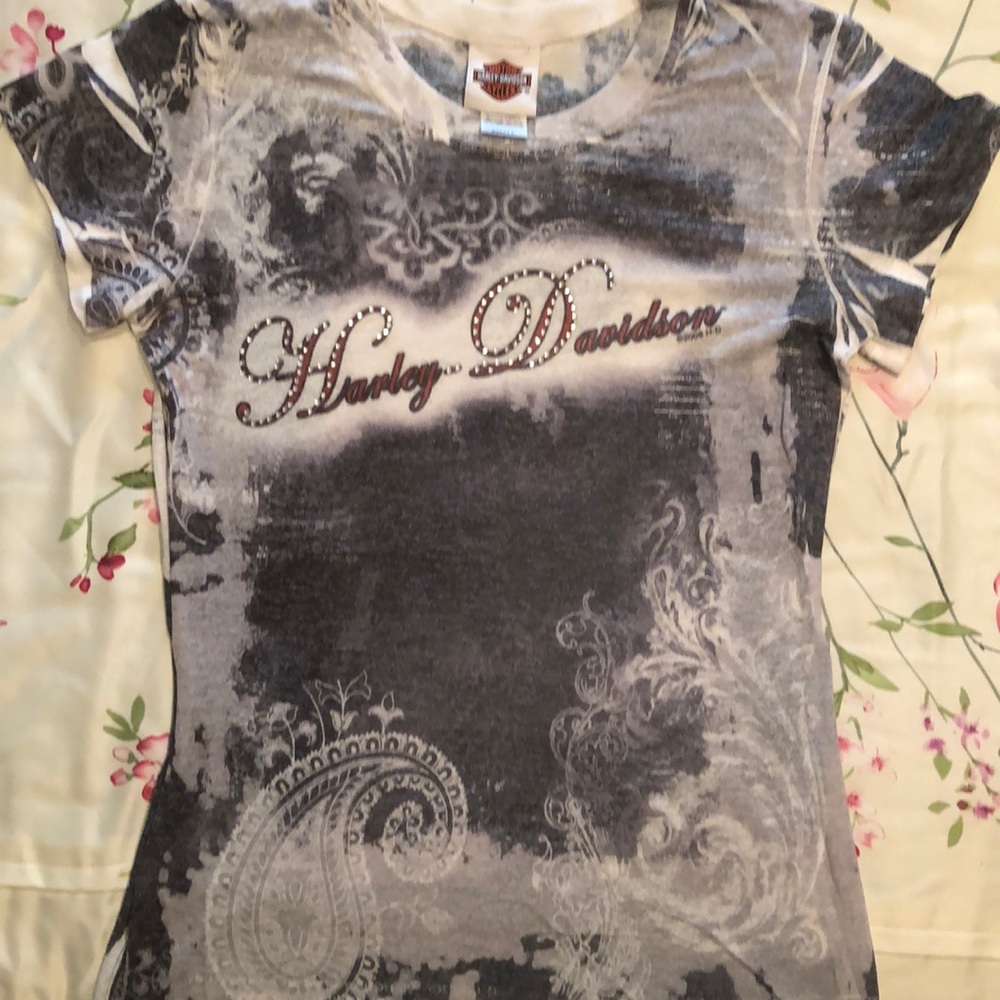 HD gray T-shirt with bling on the front.